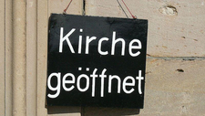https___www.pfarrbriefservice.de_sites_default_files_atoms_image_8015_kirche_geoeffnet_2.jpg  