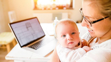 Junge_Mutter_mit_Baby_am_PC_AdobeStock_116060110.jpeg  
