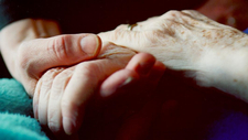 11605_junge_hand_alte_he4nde_by_bistum_essen_pfarrbriefservice_0__1_.jpg  