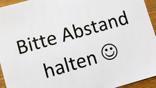 8906_bitte_abstand_halten_by_peter_weidemann_pfarrbriefservice.jpg  