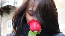 girl-with-red-rose-3006388_by_goranh_cc0-gemeinfrei_pixabay_pfarrbriefservice__003_.jpg  
